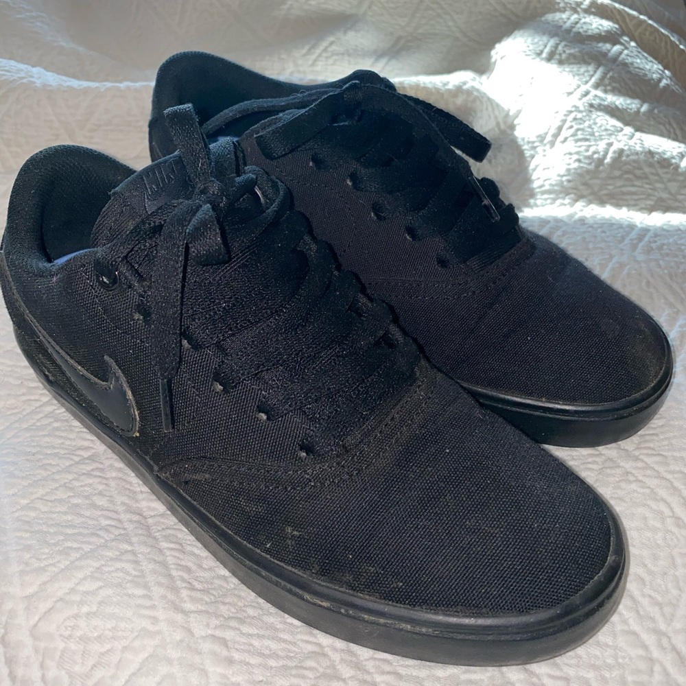 size 7 black nikes 🖤